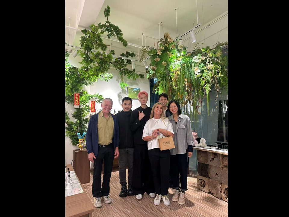 The creator's visit & speach at NOTES exhibition in Shanghai, and visiting stores distributing AFFINESSENCE